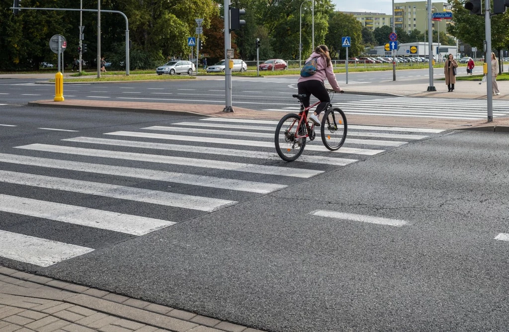 Z reguły rowerzysta nie może przejeżdżać przez przejście dla pieszych. Są jednak pewne wyjątki.