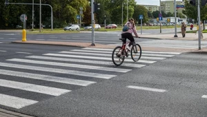 Z reguły rowerzysta nie może przejeżdżać przez przejście dla pieszych. Są jednak pewne wyjątki.