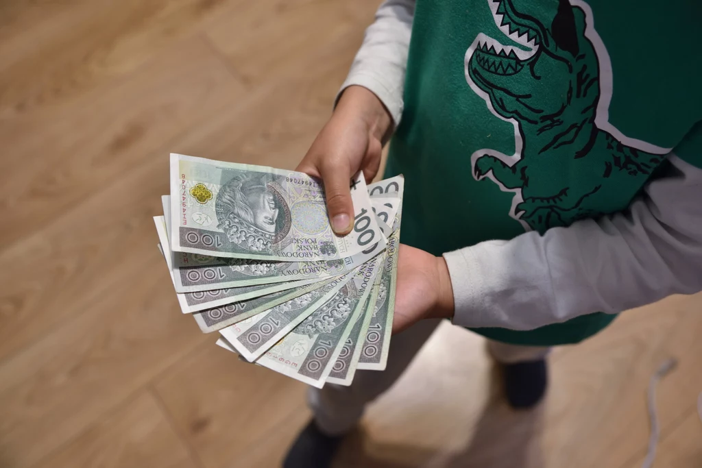 500 plus możesz podnieść o 400 zł. ZUS informuje o dodatkowym świadczeniu