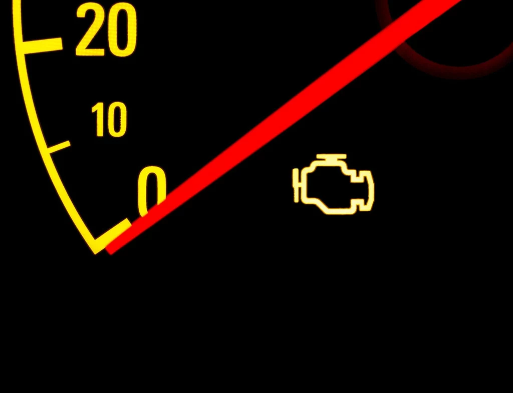 Kontrolkę silnika można wyłączyć domowym sposobem. Ale uwaga: nie warto jej lekceważyć - może oznaczać poważną awarię