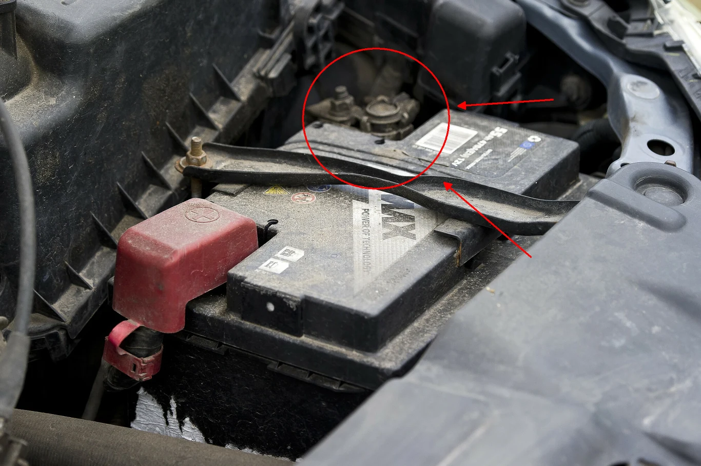 Odłącz klemę na biegunie ujemnym i zaczekaj aż komputer się zresetuje. Check engine powinien zgasnąć