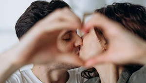 6 oznak, że facet jest szczęśliwy w związku. Trzecia może zaskoczyć 