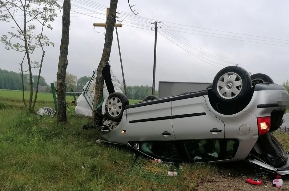 Kierowca Volkswagena zatrzymał się obok przydrożnego krzyża.