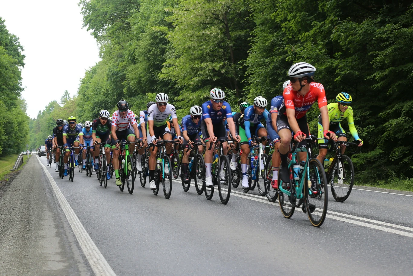 rowerzyści jeżdżący w grupach mają cały system znaków i gestów. rowerzyści jeżdżący w grupach mają cały system znaków i gestów.