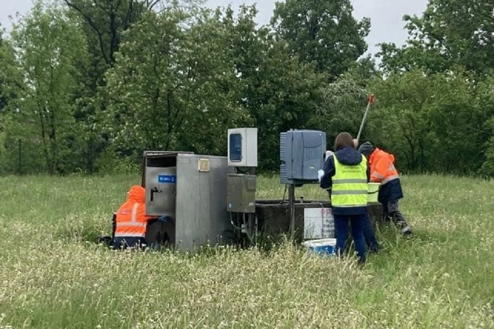 Służby środowiskowe pobierają próbki wody do badań Służby środowiskowe pobierają próbki wody do badań