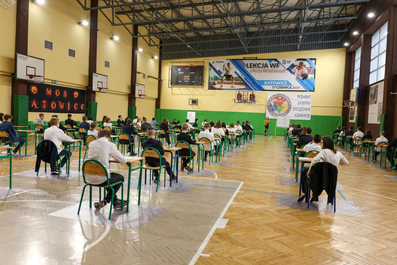 Egzamin ósmoklasisty w katowickiej szkole w 2022 roku. Zdjęcie ilustracyjne Egzamin ósmoklasisty w katowickiej szkole w 2022 roku. Zdjęcie ilustracyjne