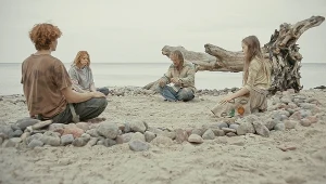 Roma Gąsorowska, Eryk Lubos, Adam Wojciechowski i Antonina Litwiniak w filmie "Rój"