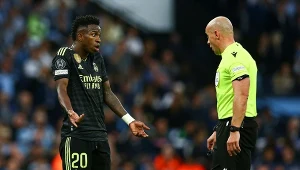 Vinicius Junior z Realu Madryt i polski sędzia Szymon Marciniak