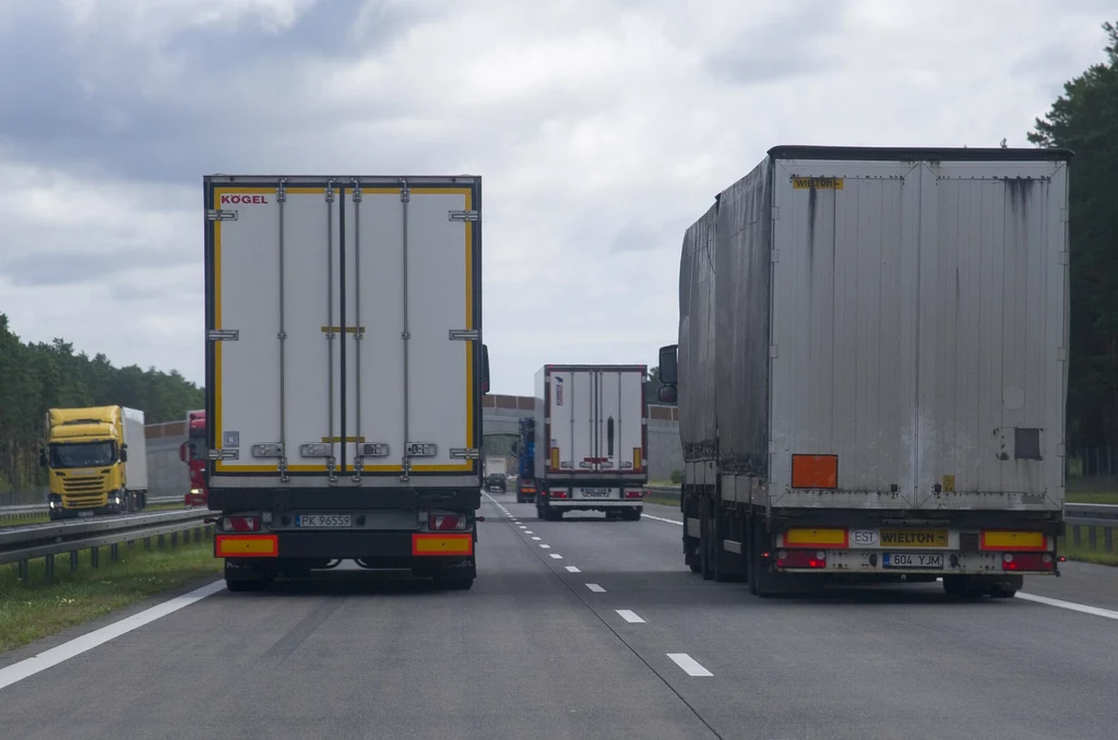 Rząd obiecuje zakaz wyprzedzania dla samochodów ciężarowych na autostradach i drogach ekspresowych. Mógłby wejść w życie już w sierpniu