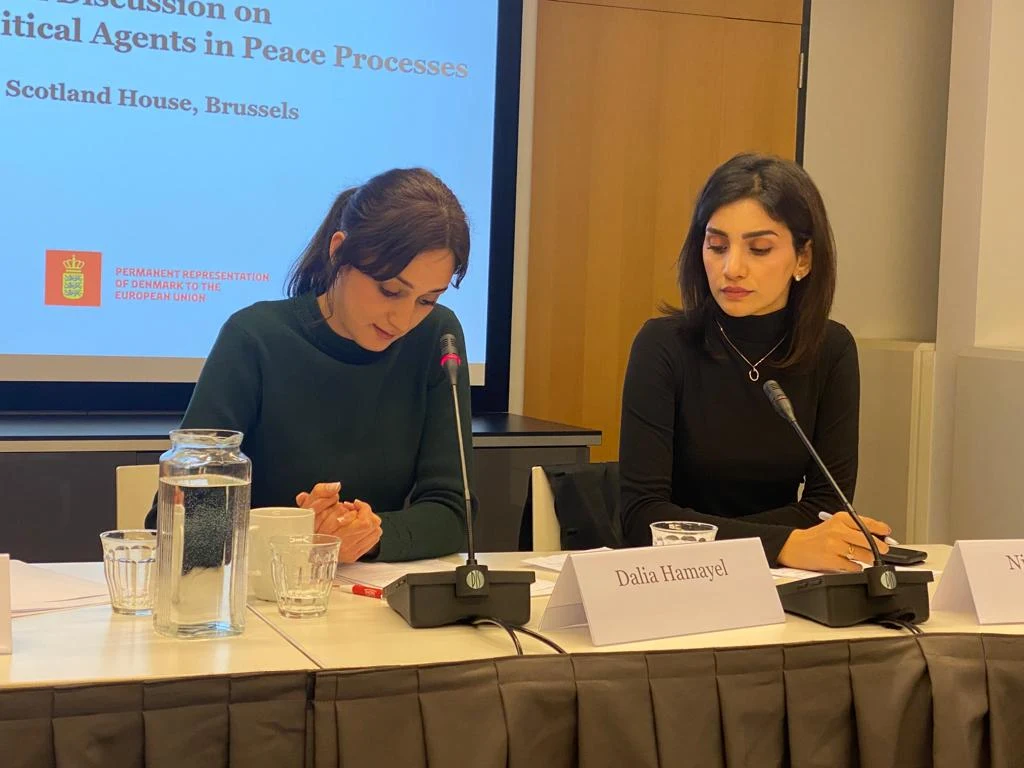 Nilofar Ayoub podczas konferencji 