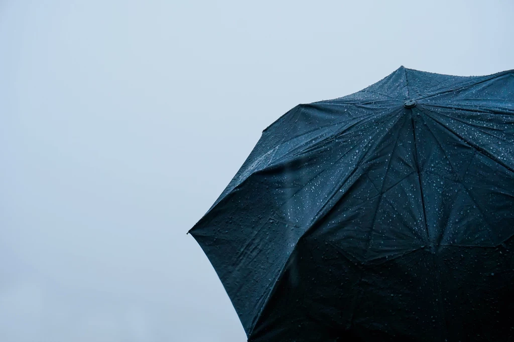 Nikt nie lubi spędzać wakacji pod parasolem przeciwdeszczowym, ale teraz można uzyskać za to odszkodowanie