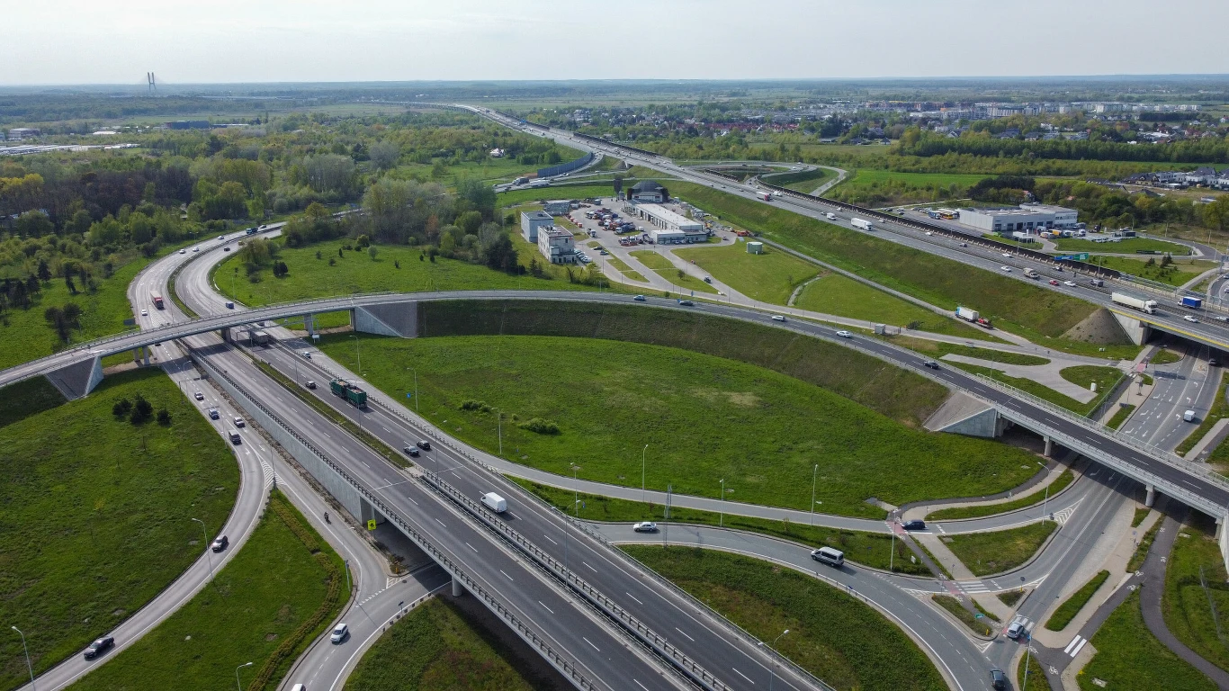 Węzeł transportowy, rondo i skrzyżowania łączące trasę S8, autostradę A8 i trasę S5. Węzeł transportowy, rondo i skrzyżowania łączące trasę S8, autostradę A8 i trasę S5.
