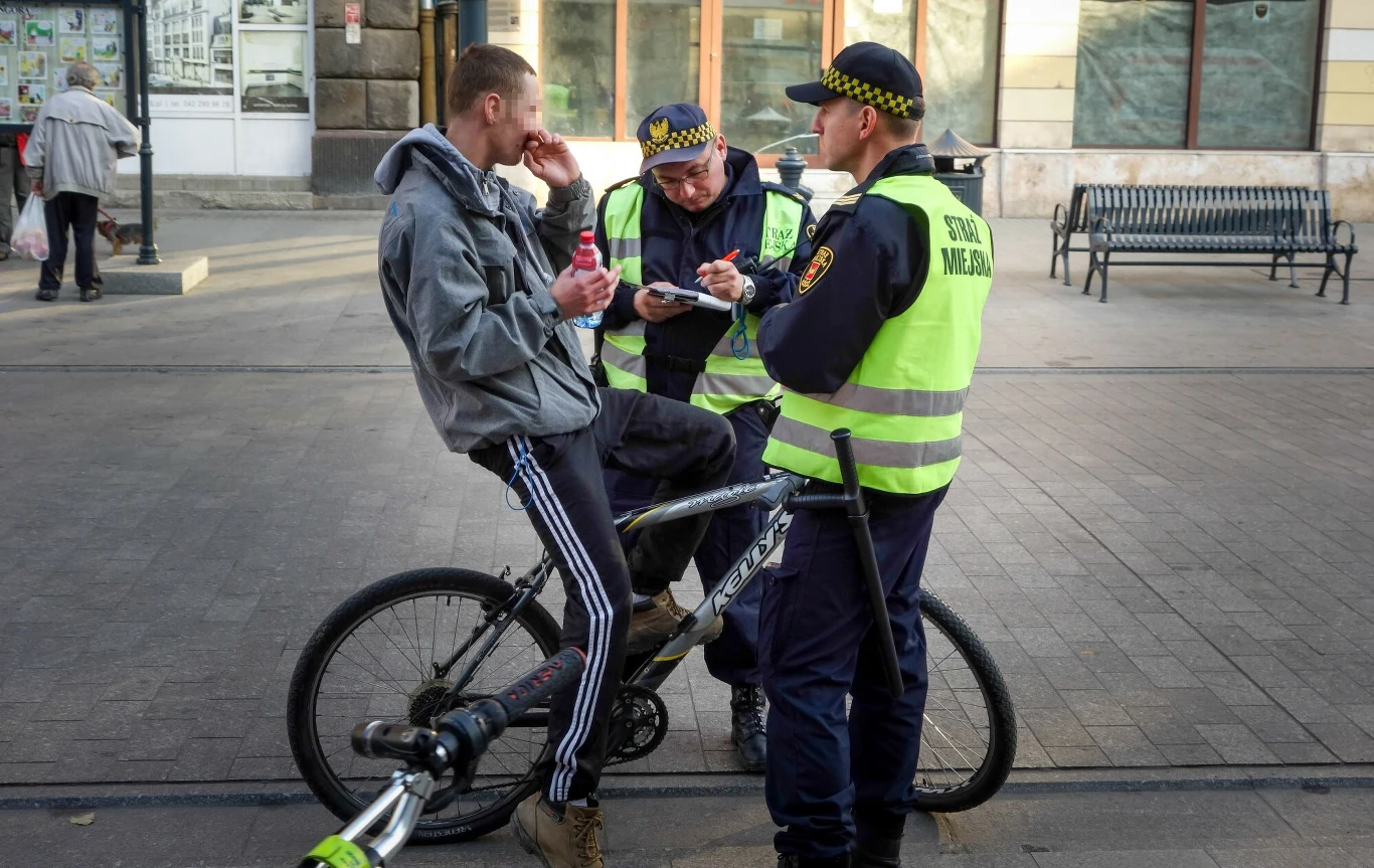 W pewnych przypadkach rowerzysta może jechać po chodniku.