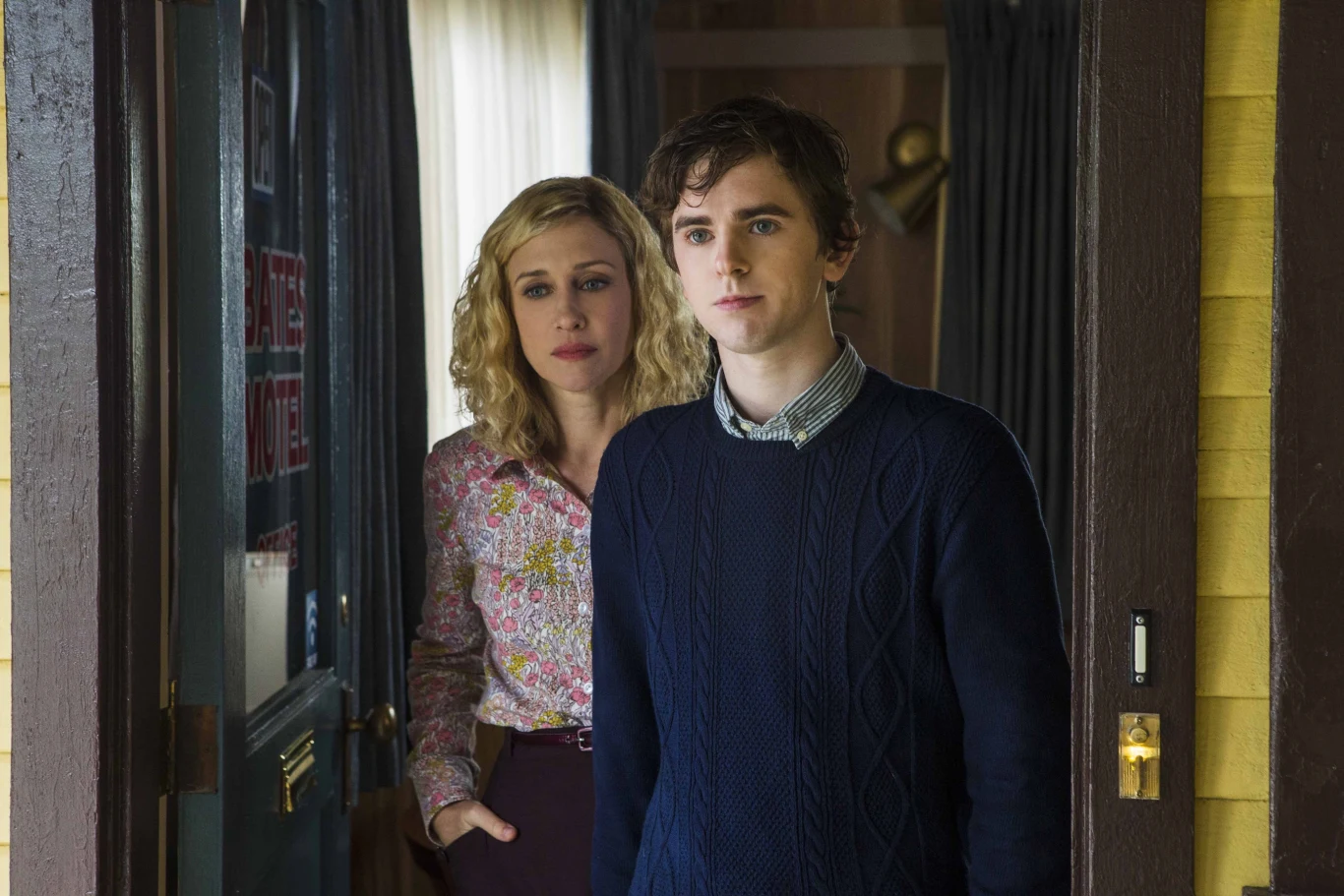 Freddie Highmore i Vera Farminga w serialu "Bates Motel"