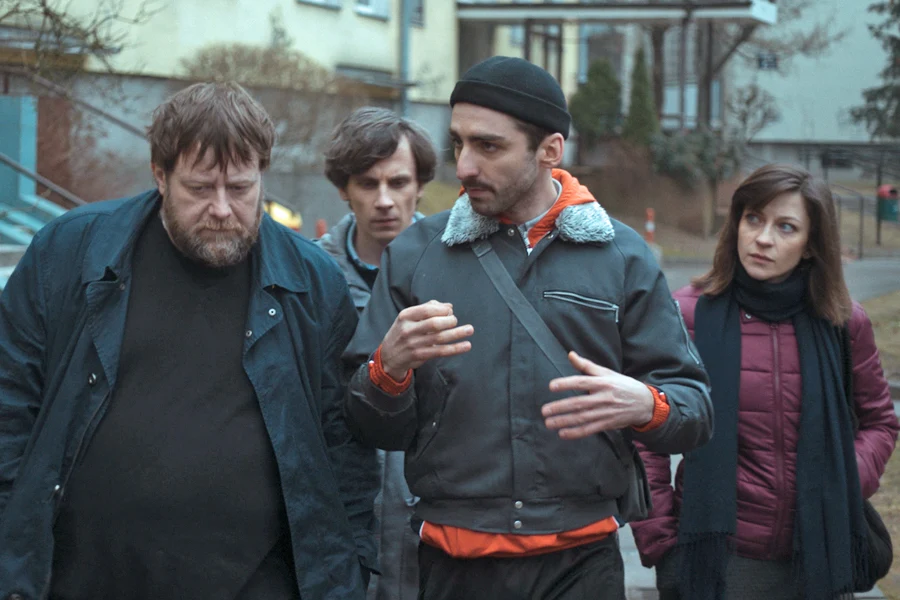 Olaf Lubaszenko, Adam Bobik, Piotr Żurawski i Izabela Gwizdak w scenie z filmu "Bliscy"