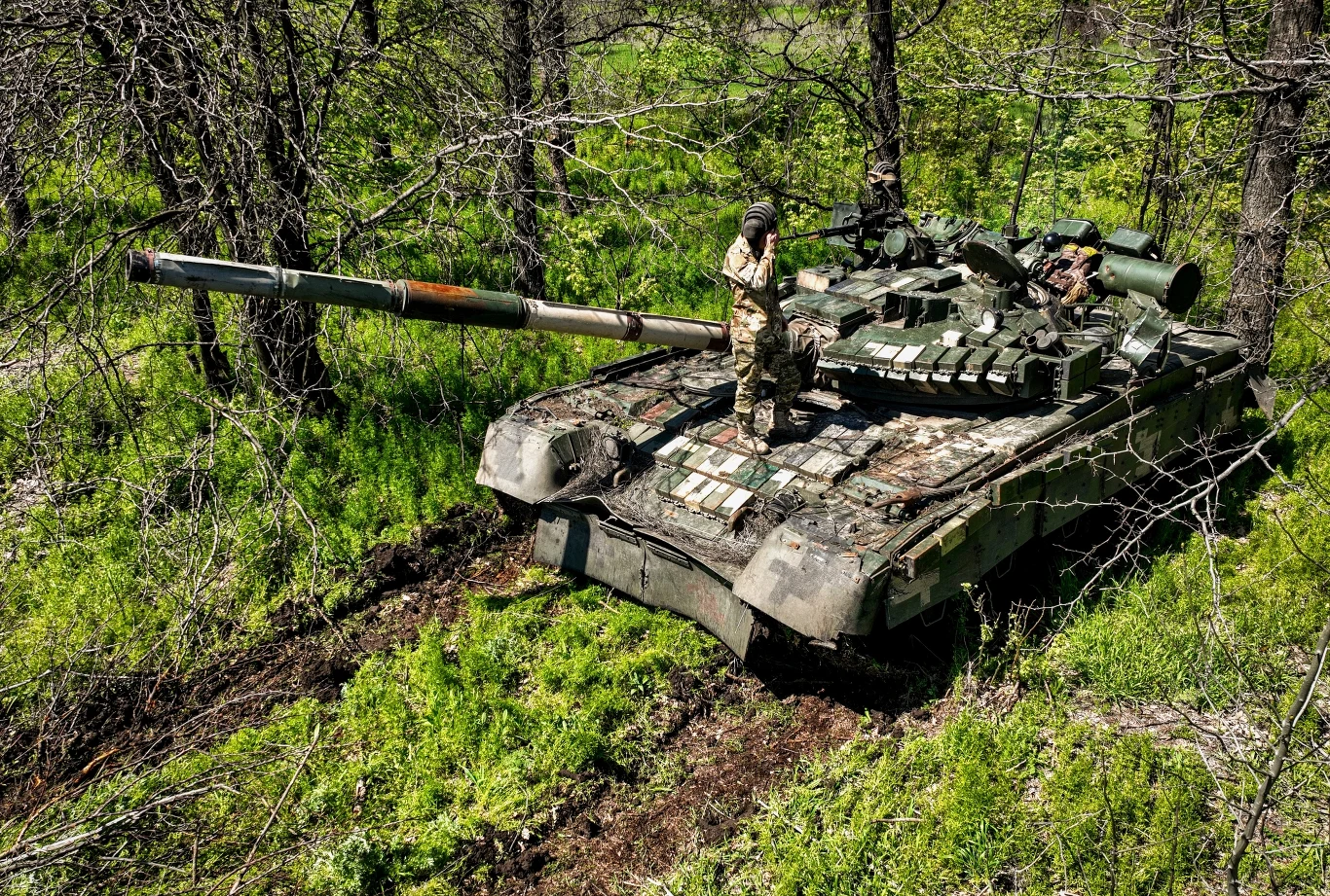 Armaty kalibru 125-mm to standardowe wyposażenie poradzieckich czołgów, które dominują na polu bitwy w Ukrainie. Znajdują się w takich maszynach jak różne wersje T-64, T-72 czy T-80 znajdujących się standardowo na wyposażeniu ukraińskiej armii, jak i niektórych przekazanych czołgów np. polskich PT-91. Dlatego produkcja amunicji 125-mm to tak ważne zadanie. Zarówno polska, jak i ukraińska firma będą dostarczały potrzebne komponenty do produkcji, której miejsce zostanie jeszcze ustalone przez obie strony Armaty kalibru 125-mm to standardowe wyposażenie poradzieckich czołgów, które dominują na polu bitwy w Ukrainie. Znajdują się w takich maszynach jak różne wersje T-64, T-72 czy T-80 znajdujących się standardowo na wyposażeniu ukraińskiej armii, jak i niektórych przekazanych czołgów np. polskich PT-91. Dlatego produkcja amunicji 125-mm to tak ważne zadanie. Zarówno polska, jak i ukraińska firma będą dostarczały potrzebne komponenty do produkcji, której miejsce zostanie jeszcze ustalone przez obie strony