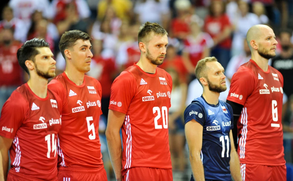 Paweł Zatorski (w niebieskiej koszulce) i siatkarze reprezentacji Polski