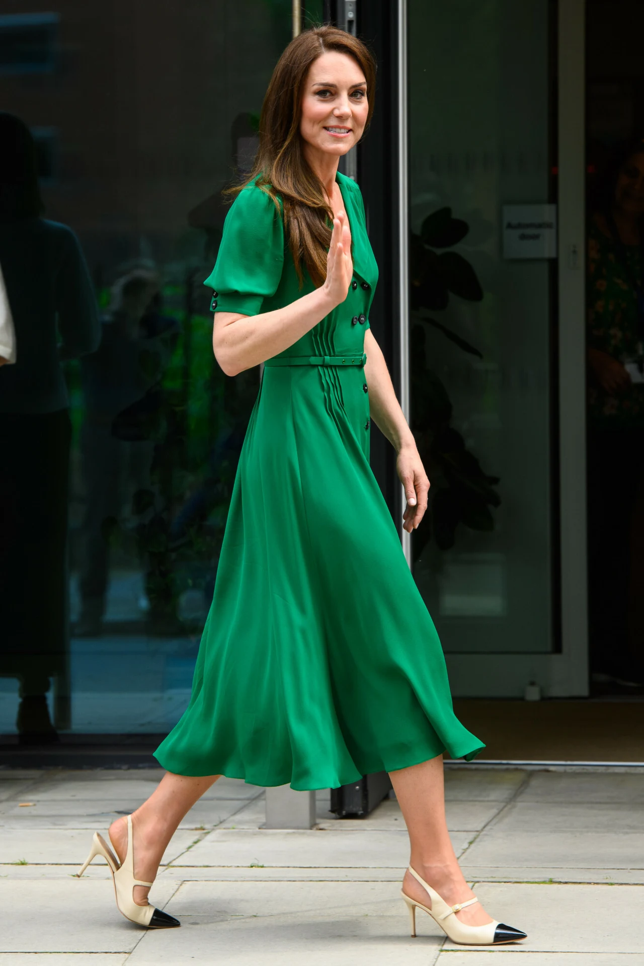 Księżna Kate przybyła na miejsce w pięknej, zielonej sukni. Ten kolor ubrań był częstow wybierany również przez zmarłą królową Elżbietę II Księżna Kate przybyła na miejsce w pięknej, zielonej sukni. Ten kolor ubrań był częstow wybierany również przez zmarłą królową Elżbietę II