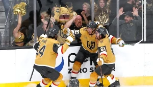Brett Howden i jego koledzy z Vegas Golden Knights świętują zwycięskiego gola w meczu z Dallas Stars