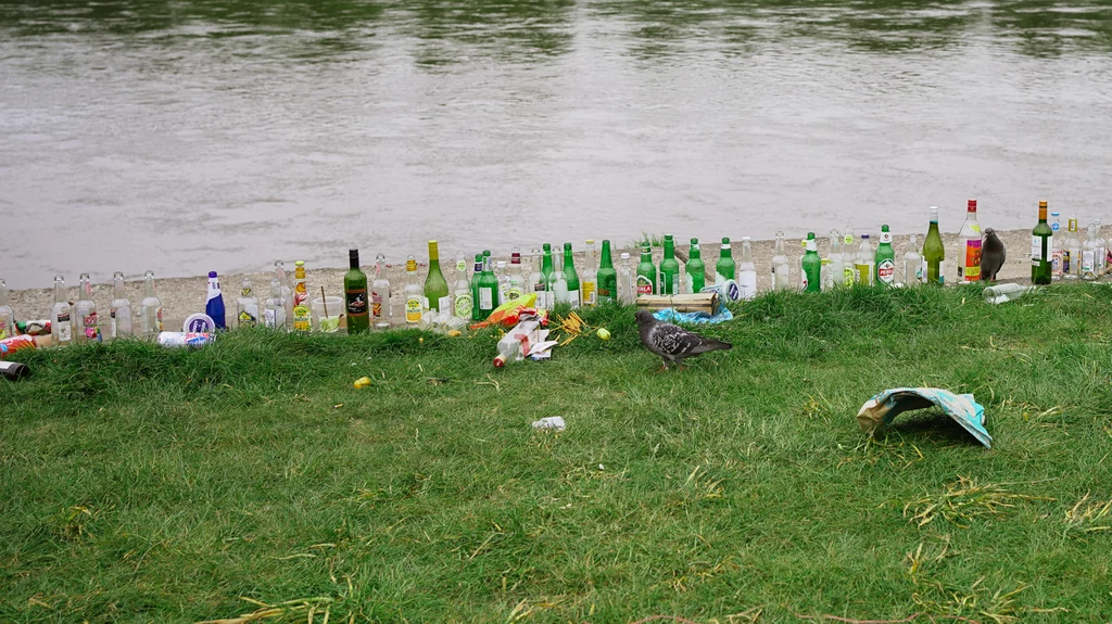 Puste butelki po alkoholu i inne śmieci to częsty widok nad Wisłą w Warszawie. Taki obraz szczególnie często można zastać w weekendy