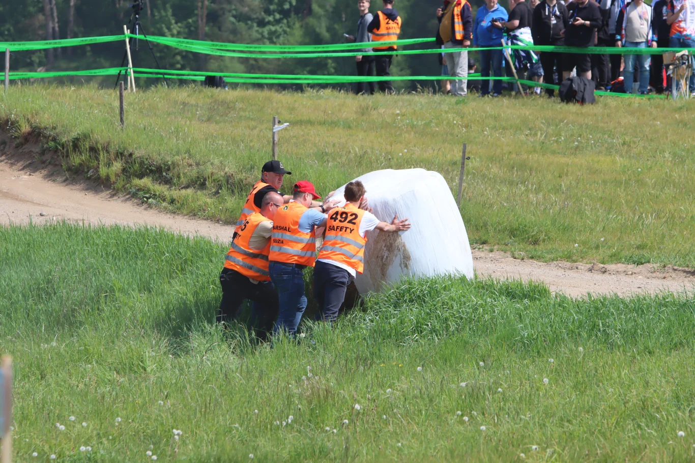 ORLEN 79. Rajd Polski. Balot ustawiany przy trasie ORLEN 79. Rajd Polski. Balot ustawiany przy trasie