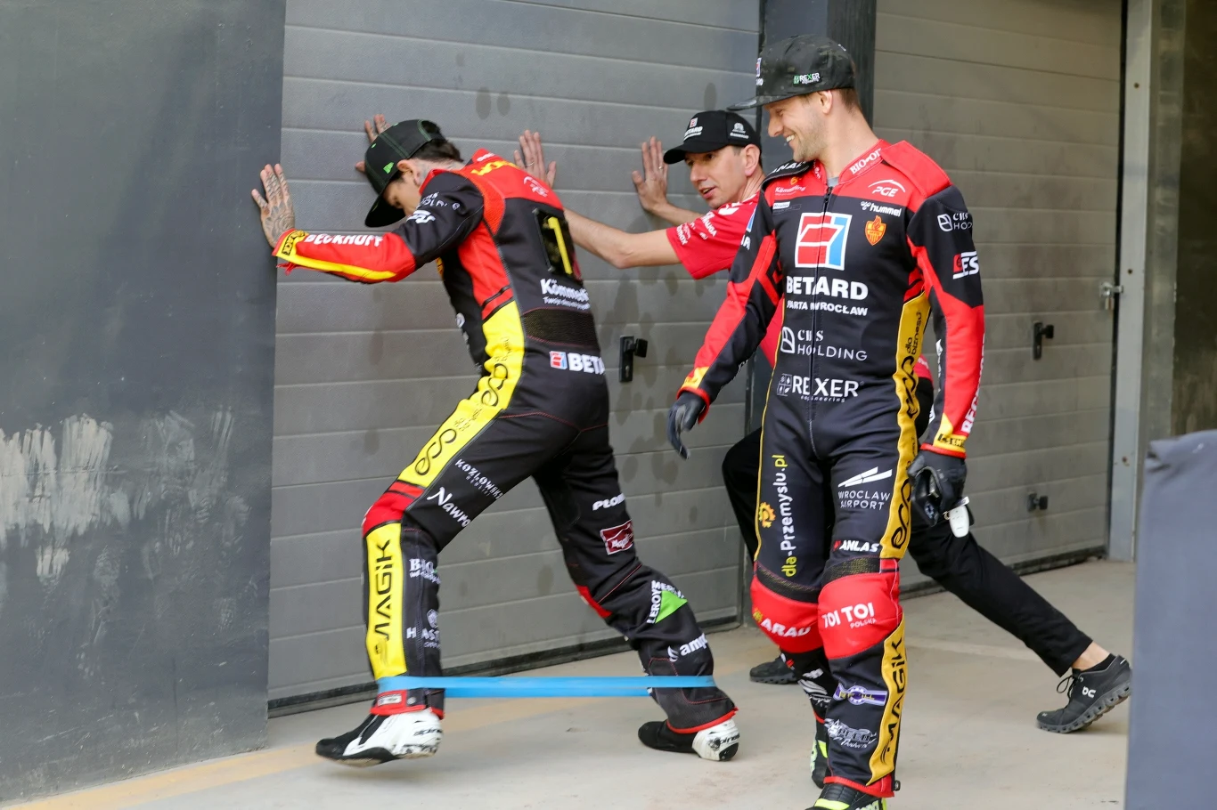 Artiom Łąguta przygląda się robiącemu żarty Taiowi Woffindenowi