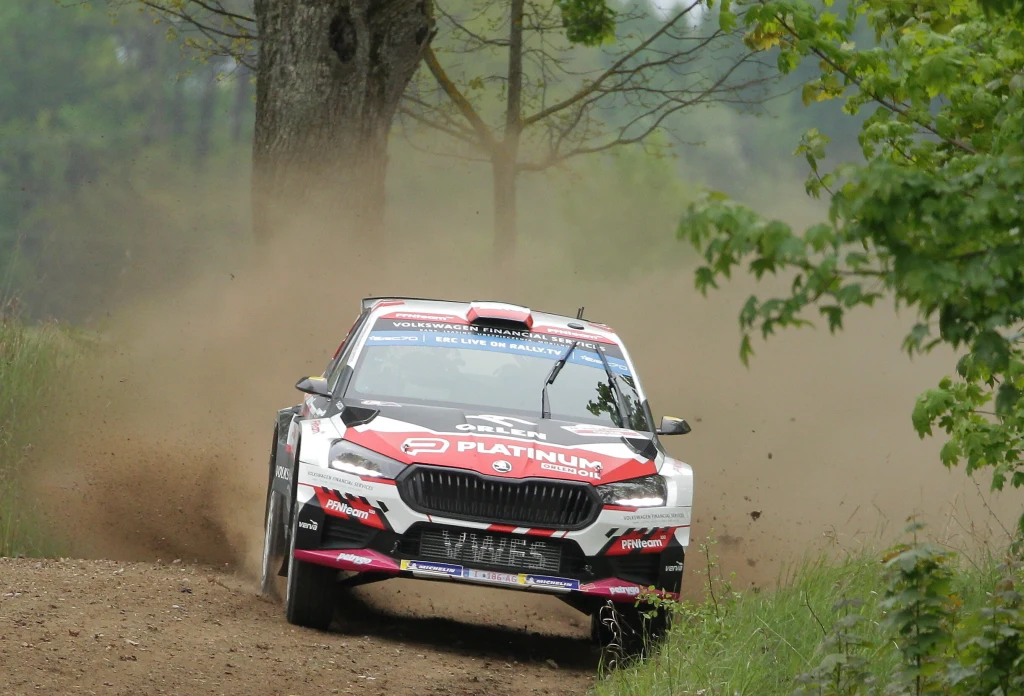 Mikołaj Marczyk i pilot Szymon Gospodarczyk (Skoda Fabia RS)