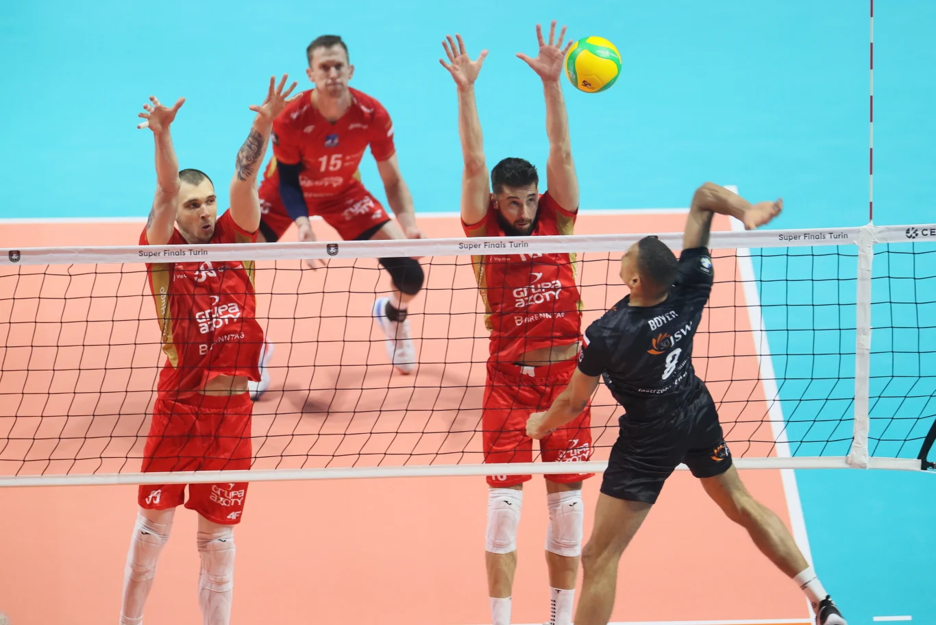 Siatkarze ZAKS-y próbują zablokować atak Stephena Boyera