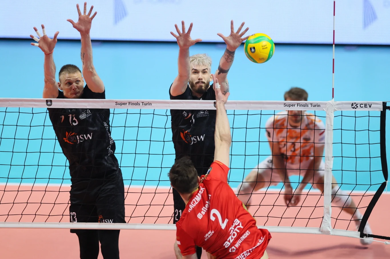 Atakuje Łukasz Kaczmarek, blokują Tomasz Fornal i Jurij Gladyr