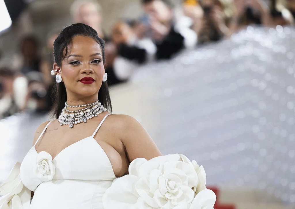 Rihanna prezentuje ciążowe krągłości na Met Gali