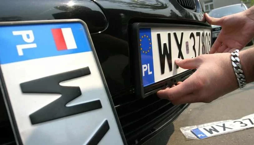 Obecnie samochody rajdowe mają zwykłe tablice rejestracyjne - to naciąganie prawa, ale do tej pory nikt nie kwapił się, aby ten problem rozwiązać Obecnie samochody rajdowe mają zwykłe tablice rejestracyjne - to naciąganie prawa, ale do tej pory nikt nie kwapił się, aby ten problem rozwiązać