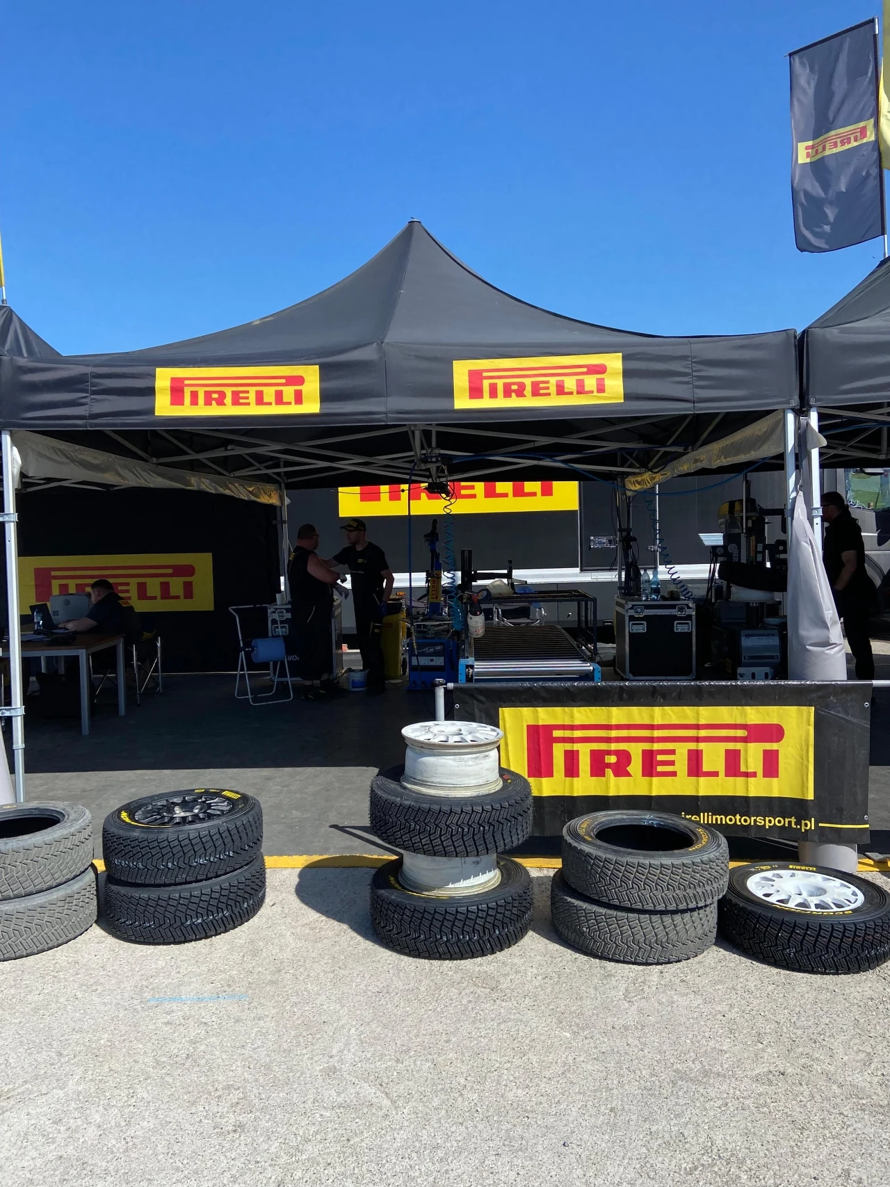 Punkt serwisowy obsługiwany przez światowego potentata, firmę Pirelli