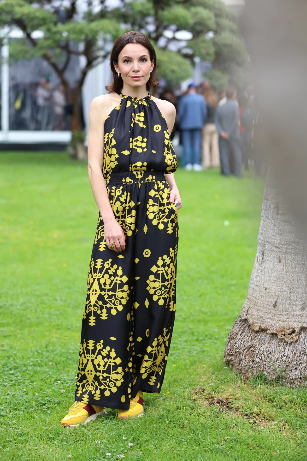 Elegancka czarna sukienka w żółty wzór a do tego żółte buty spotrowe? Dlaczego nie! Elegancka czarna sukienka w żółty wzór a do tego żółte buty spotrowe? Dlaczego nie!