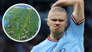 Erling Haaland i tłum kibiców Manchesteru City, który wbiegł na murawę