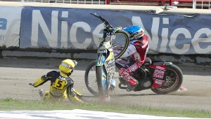 Motocykl Kevina Fajfera pędzi prosto w rywala