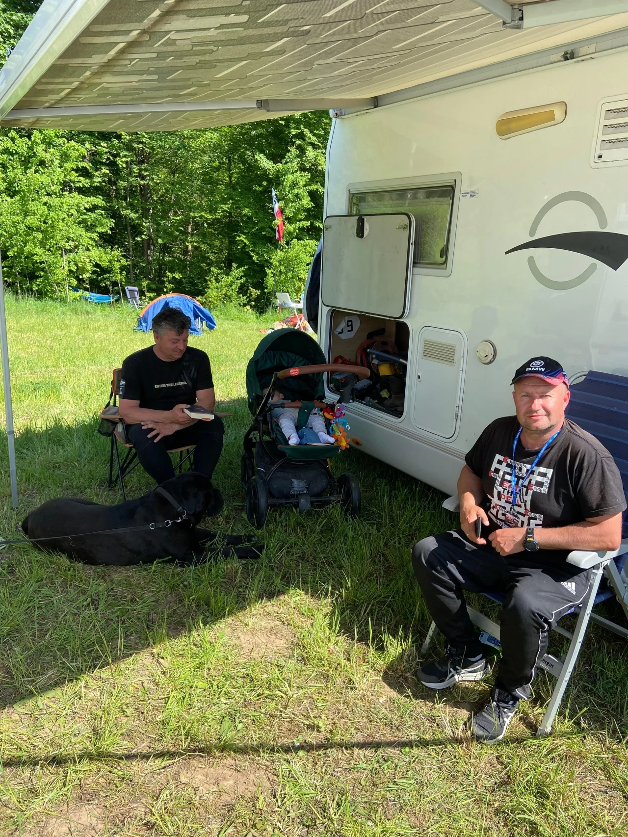 Pan Piotr (z prawej) odpoczywa przy kamperze
