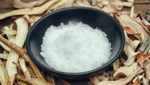 Kamfora ma właściwości lecznicze i pielęgnacyjne. W PRL-u była w każdej domowej apteczce