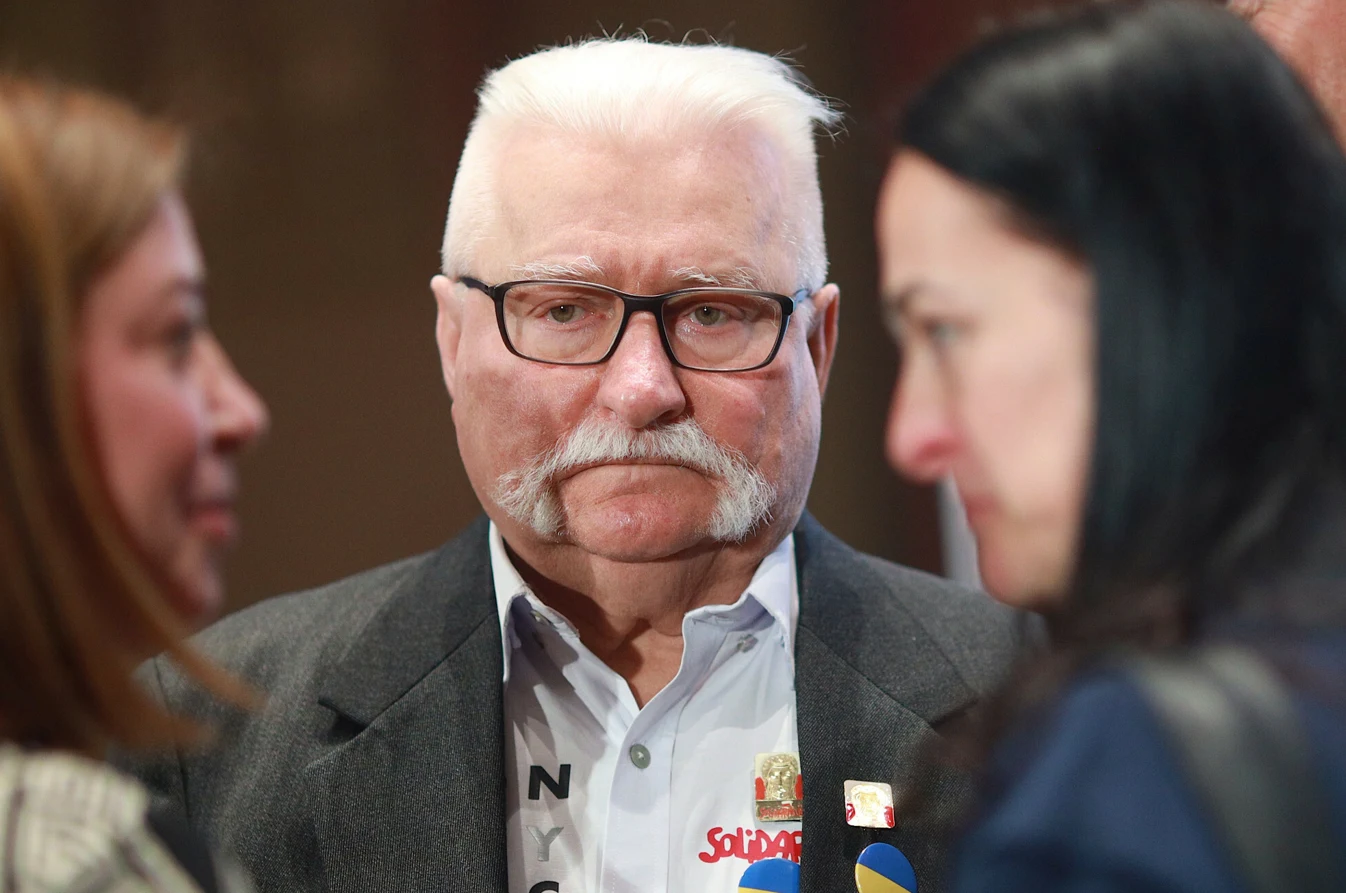 Lech Wałęsa ma za niską emeryturę? Musi dorabiać Lech Wałęsa ma za niską emeryturę? Musi dorabiać