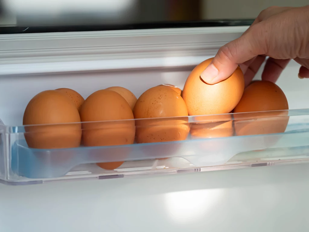 Przechowywanie jajek w lodówce w taki sposób nie jest najlepszym pomysłem