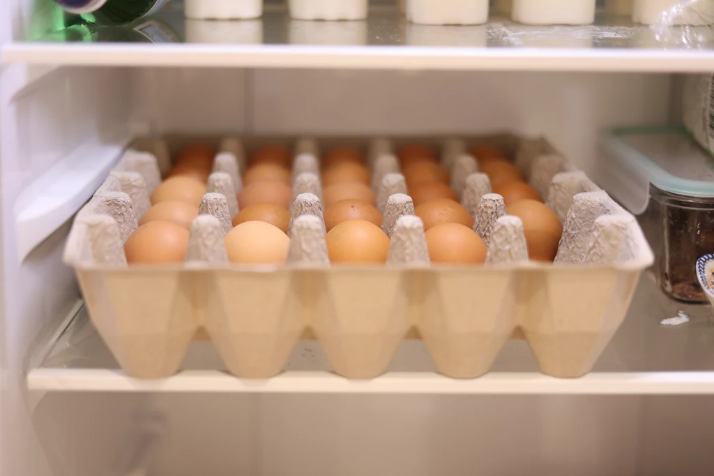 Jajka powinniśmy przechowywać w lodówce w opakowaniu, co zmniejsza ryzyko uszkodzenia skorupki