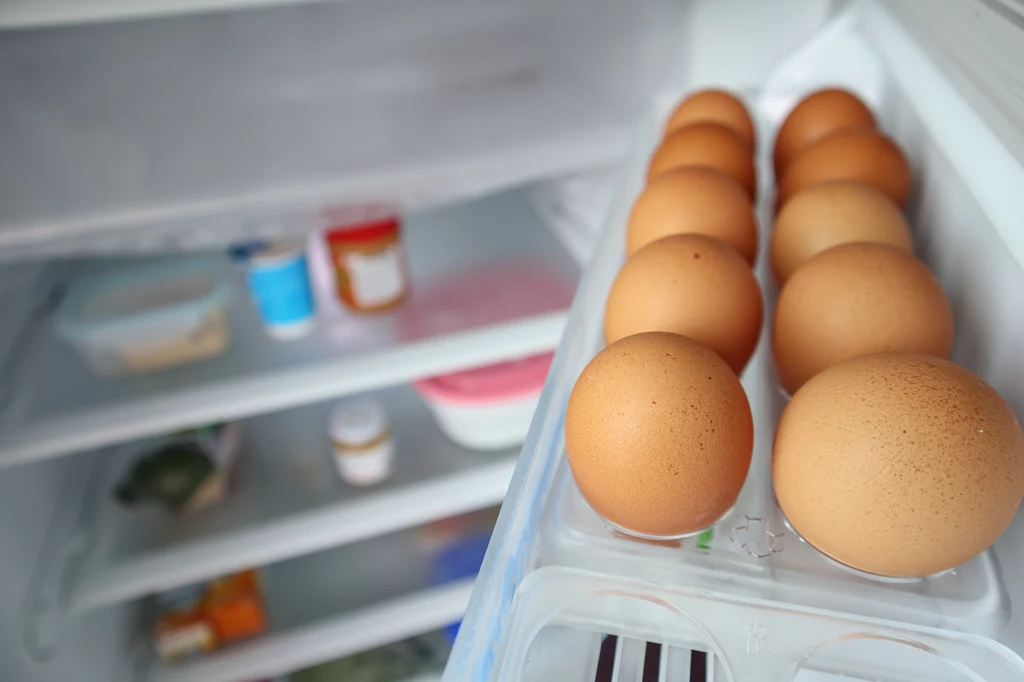 Jajka przechowywane w ten sposób narażone są na wahania temperatury, a to skraja ich przydatność do spożycia