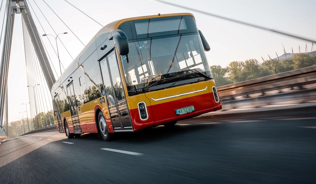 Na warszawskie ulice wyjechał elektryczny autobus produkcji chińskiej. 