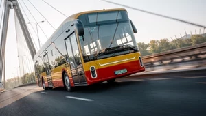 Tajemniczy autobus na ulicach Warszawy. Nie zniknie z nich przez rok