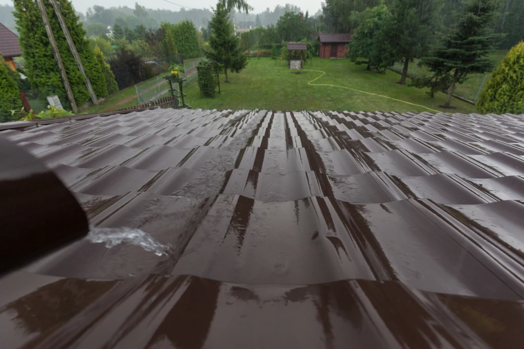 W piętnaście minut z dachu o powierzchni 100 m2 można zebrać nawet 200 litrów deszczówki. W piętnaście minut z dachu o powierzchni 100 m2 można zebrać nawet 200 litrów deszczówki.