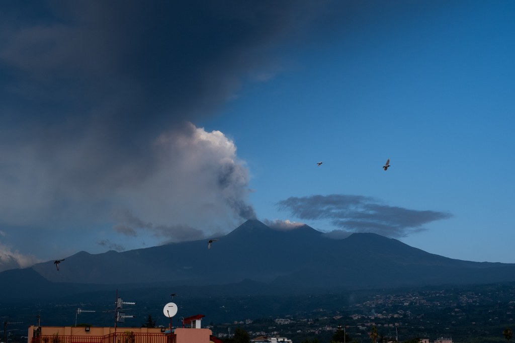 Etna pozostaje cały czas aktywna