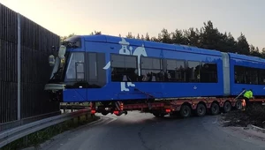 Tramwaj zablokował ruch na rondzie