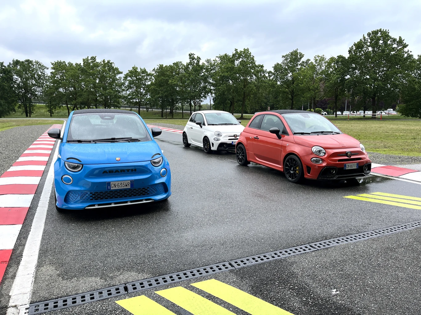 Abarth 500e przejmuje pałeczkę. Spalinowe wersje odchodzą do historii