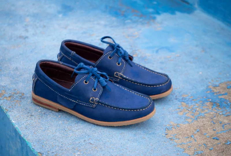 Przełam elegancję odrobiną stylu casual i do spodni garniturowych ubieraj skórzane boat shoes 