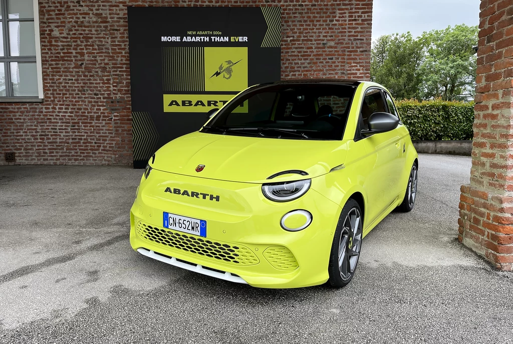 Abarth 500e - rzuca się w oczy i potrafi być głośny