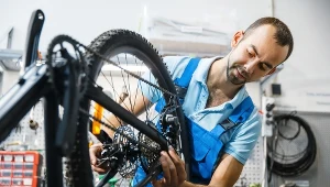 Przed sezonem wakacyjnym warto zadbać o przegląd roweru. Zdjęcie ilustracyjne